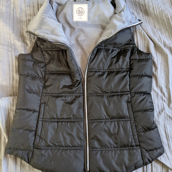 SO medium black puffer vest - Picture 3 of 6